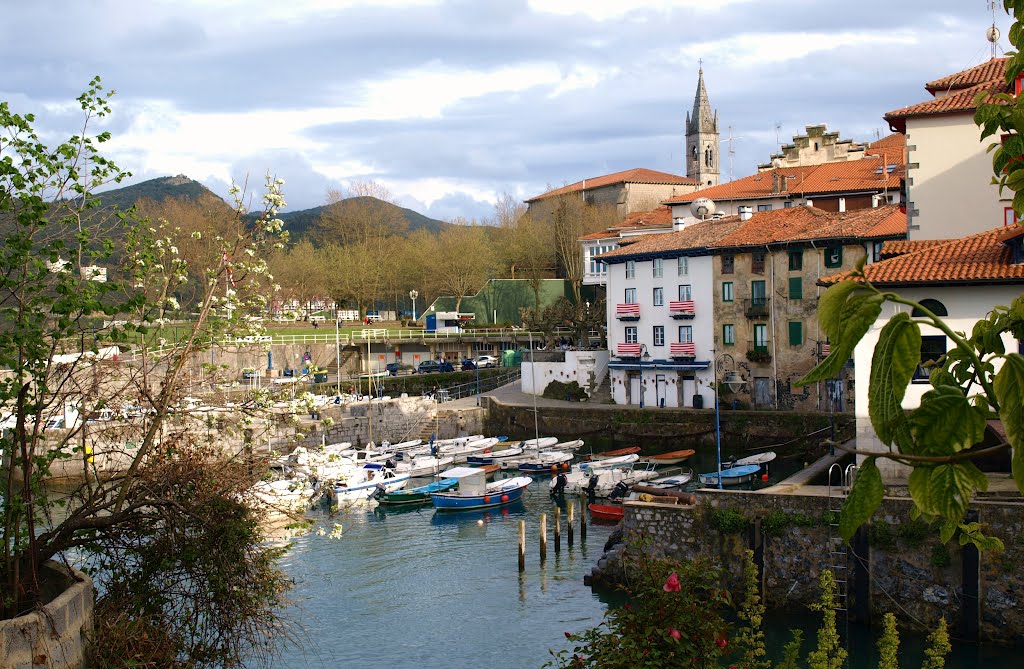 PUERTO DE MUNDAKA - SAN PEDRO DE ATXARRE AL FONDO A LA IZQUIERDA- COSTA DE BIZKAIA by mackedwars