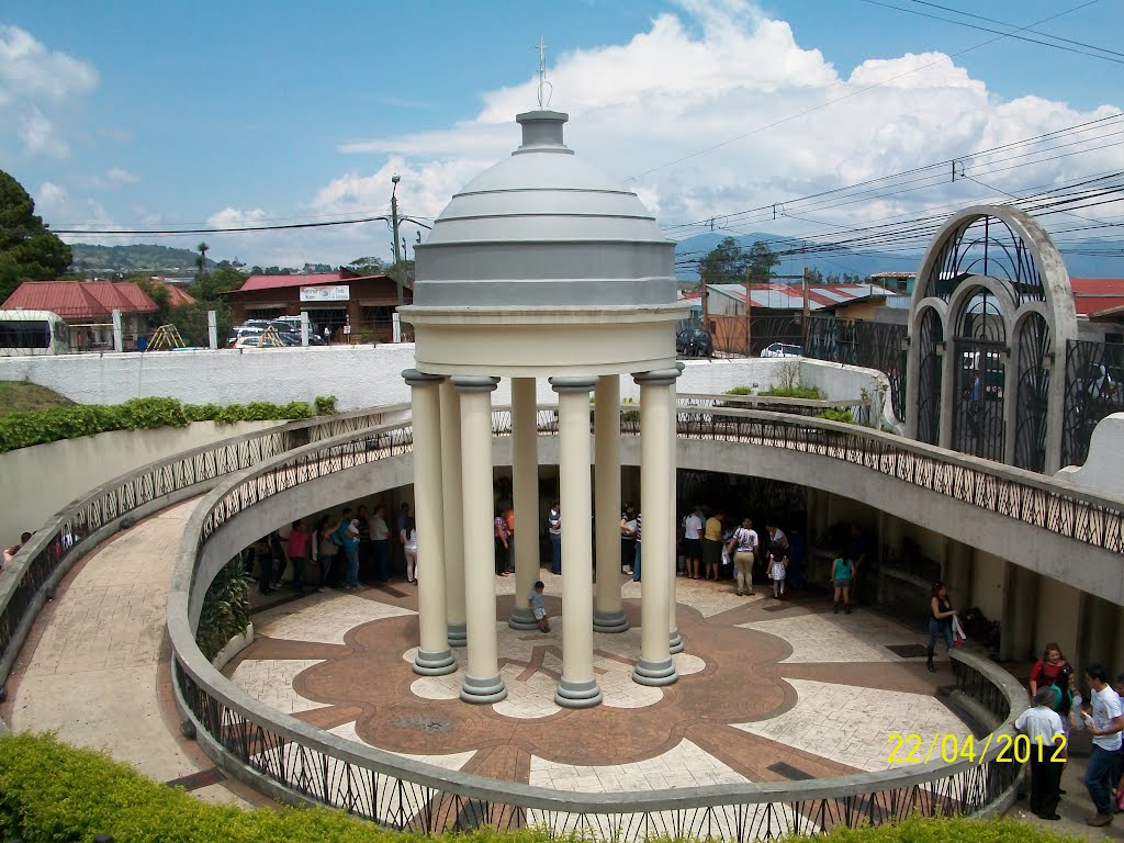 Kiosco y Piletas de Agua en Cartago by Tony Castillo.