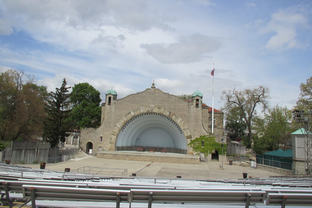 Empty amphitheater in Toledo Zoo by UnagiUnagi