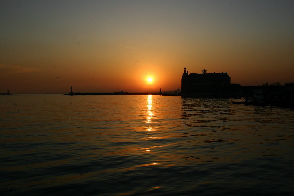 Haydarpaşada günbatımı by OEA