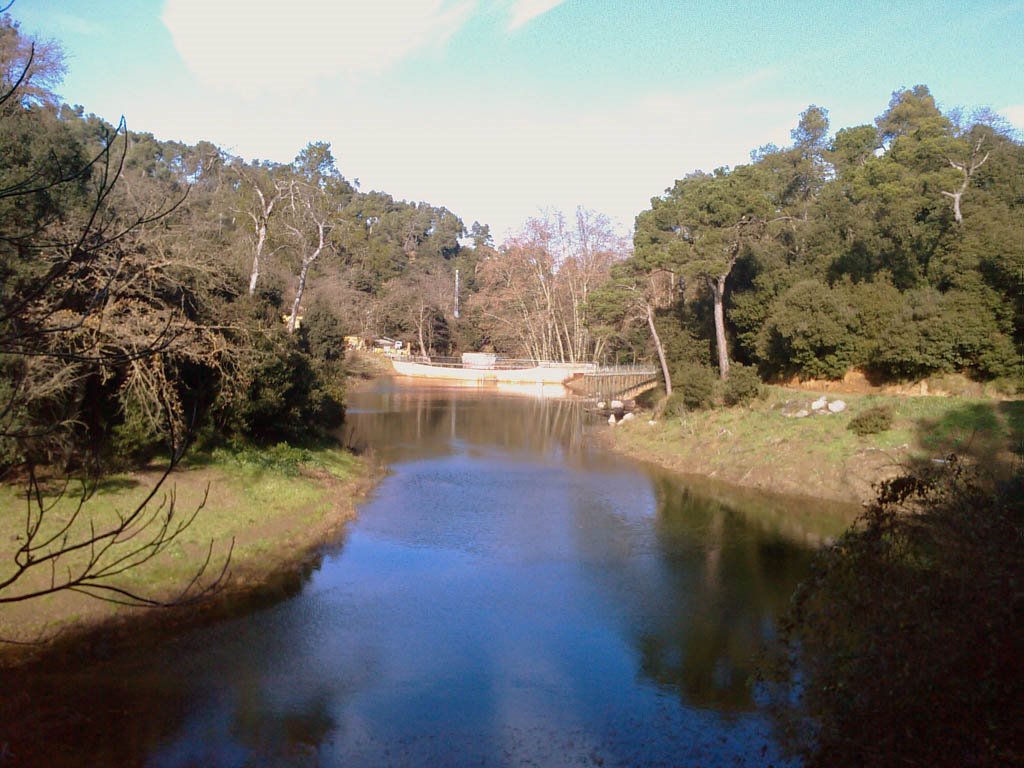 Pantano de Vallvidrera by Victor Cespón