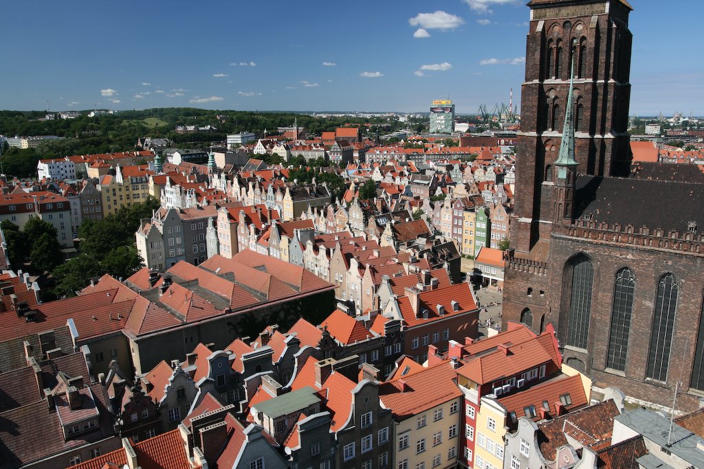 Widok z Ratusza na kamienice i kościół Mariacki by pik9