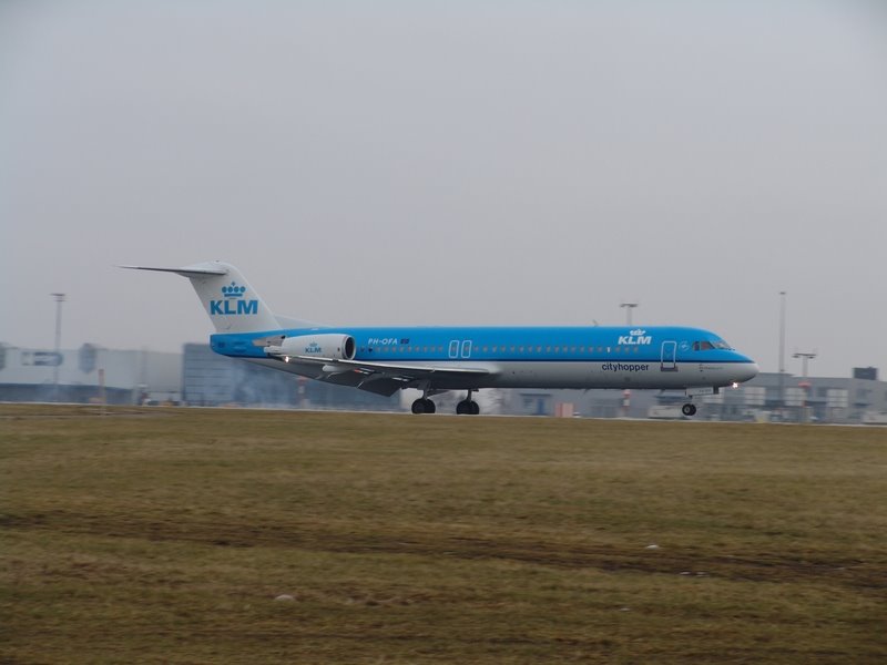 KLM Cityhopper touching down on RWY 24 during a foggy and cold day by JohnnyTee