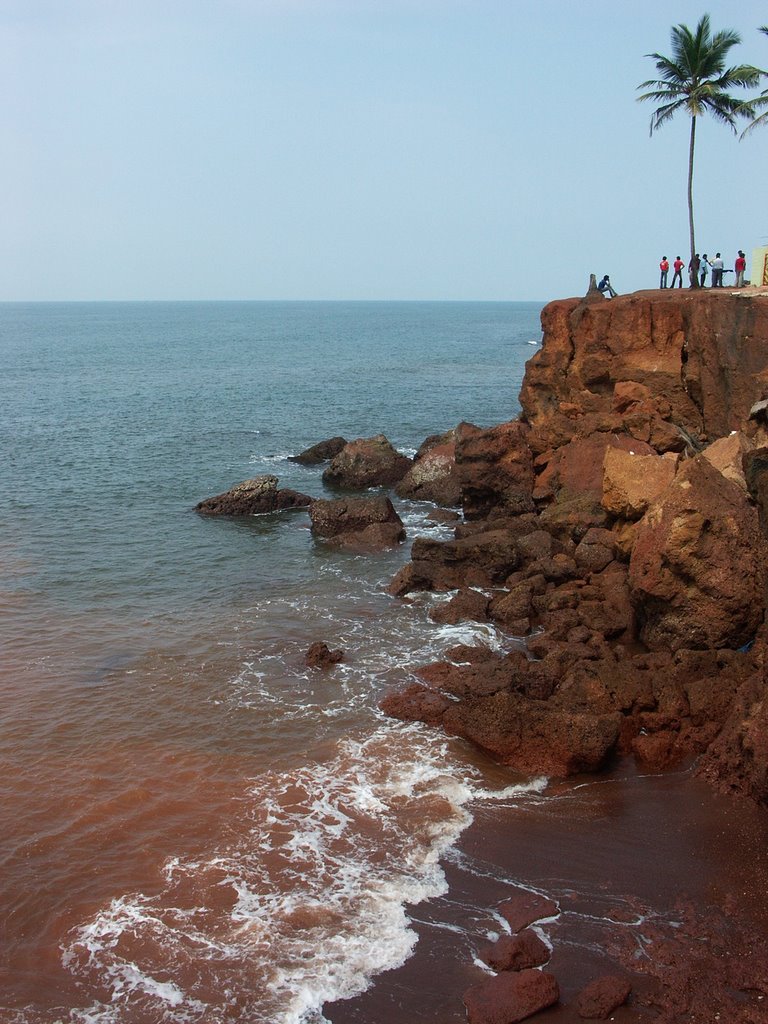 Shell game players on cliff in Anjuna by Vojta Srejber