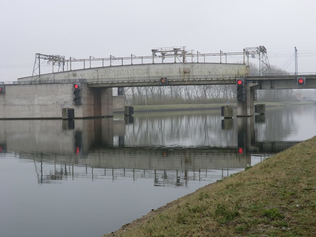 Brug over kanaal by Wim Barbier