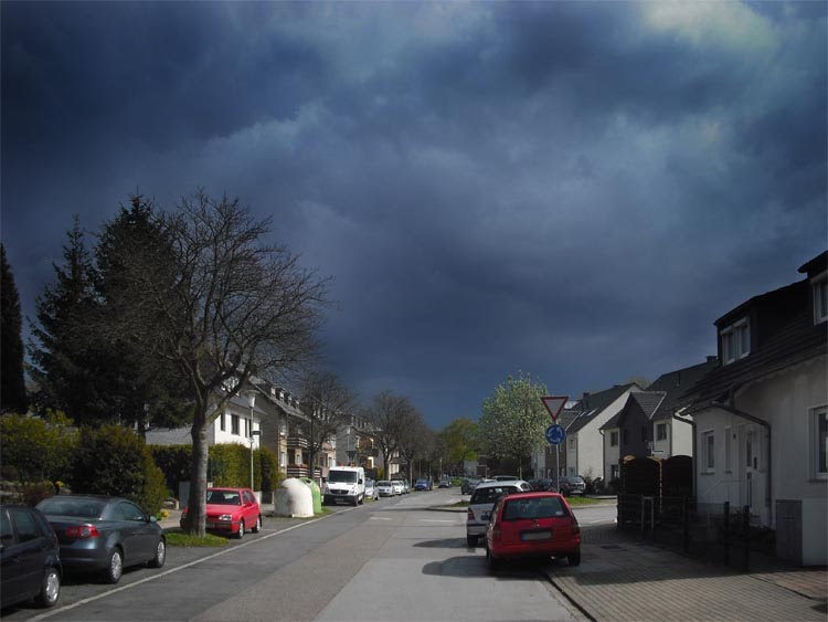 Sonnenlicht und dunkle Wolken erzeugen eine düstere Stimmung über der Bandstraße by Natur- und Umweltfotografie, G. Czepluch