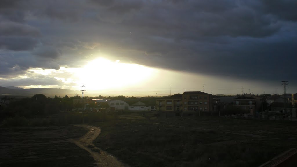 Puesta de sol entre las nubes by Kiko Boncanelli