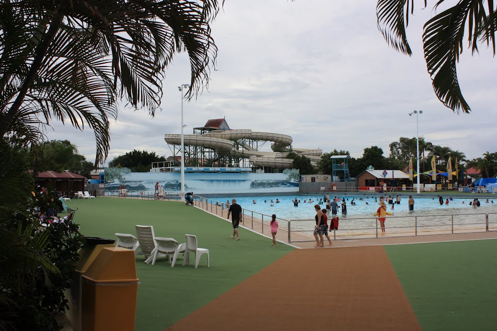 Wet'n'Wild Wave Pool by Steve Busson