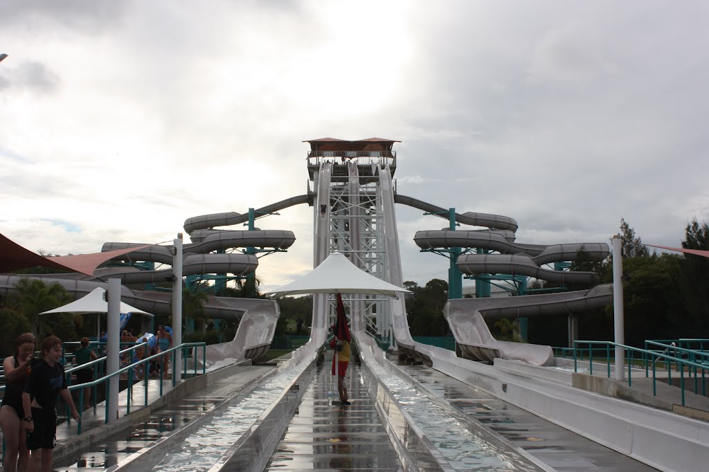 Mach 5 At Wet'n'Wild by Steve Busson