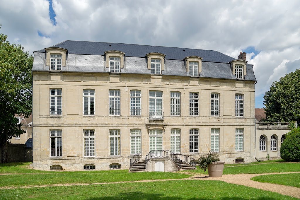 Château Dufresne de Saint Leu à Senlis by Berpiet