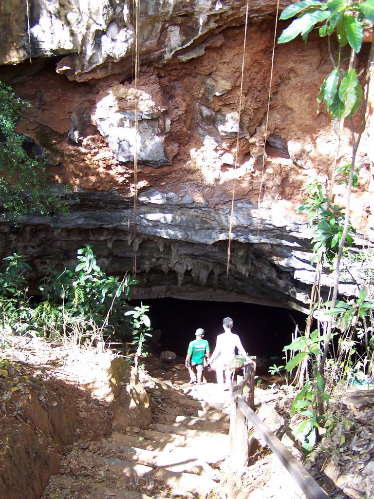 Chapada de Diamantina - Entrada da Gruta Azul em Iraquara BA by Hernán F. Conejeros …