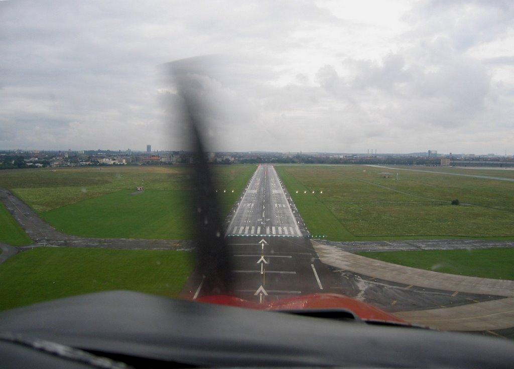 Berlin-Tempelhof_on final Runway 27 Left_2007 by holstein