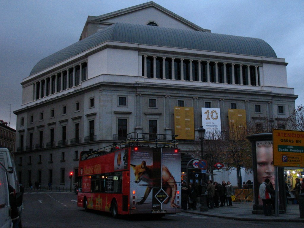 Imponencia del Teatro Real by viejanuevacordoba