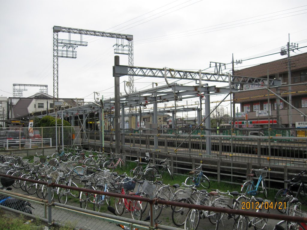 愛甲石田駅ホームと駐輪場（伊勢原市側から見る） by Oos (ウース)