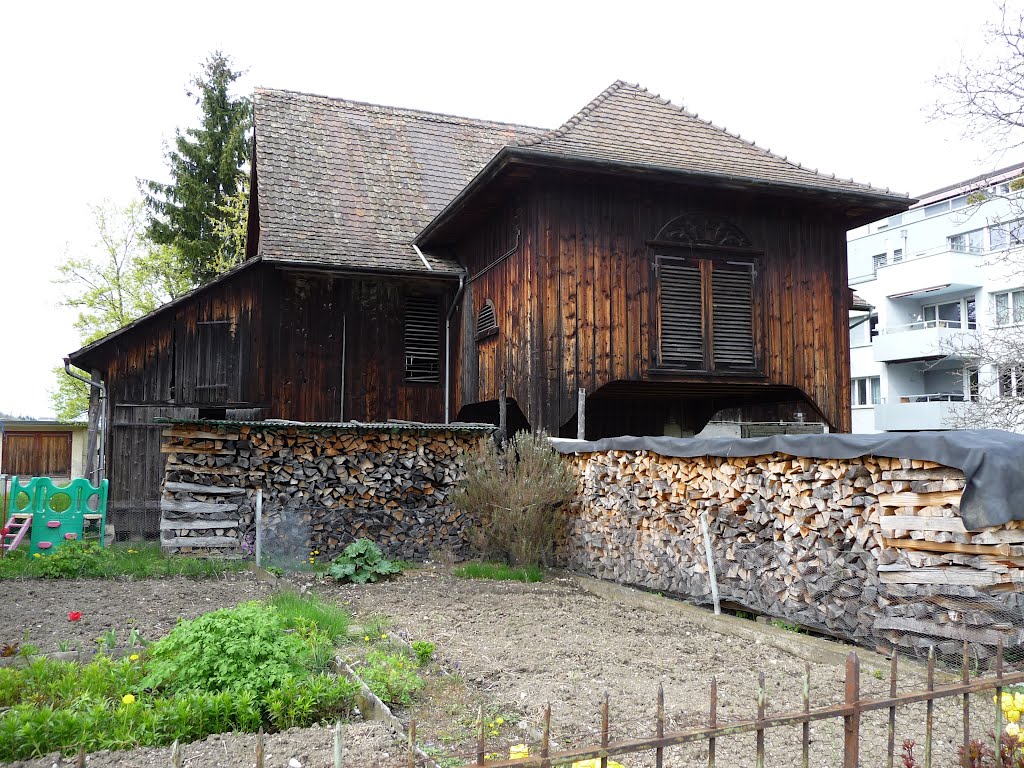 Originelles Holzhaus an der Dorfstrasse by bienenritter