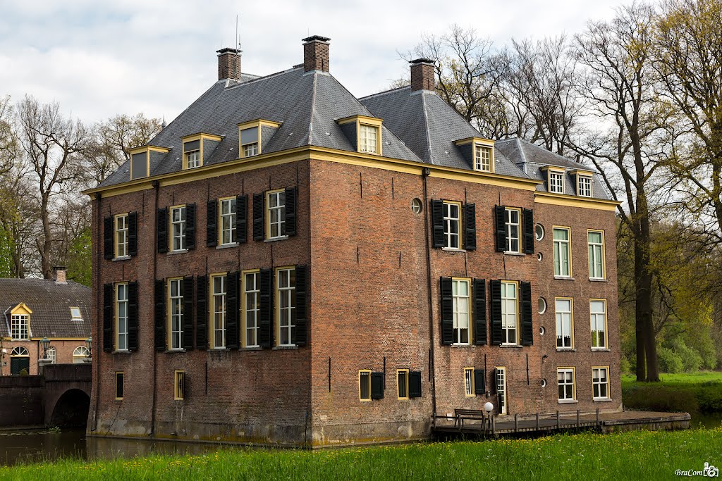 Former Castle, Neerijnen now City Hall by © BraCom (Bram)