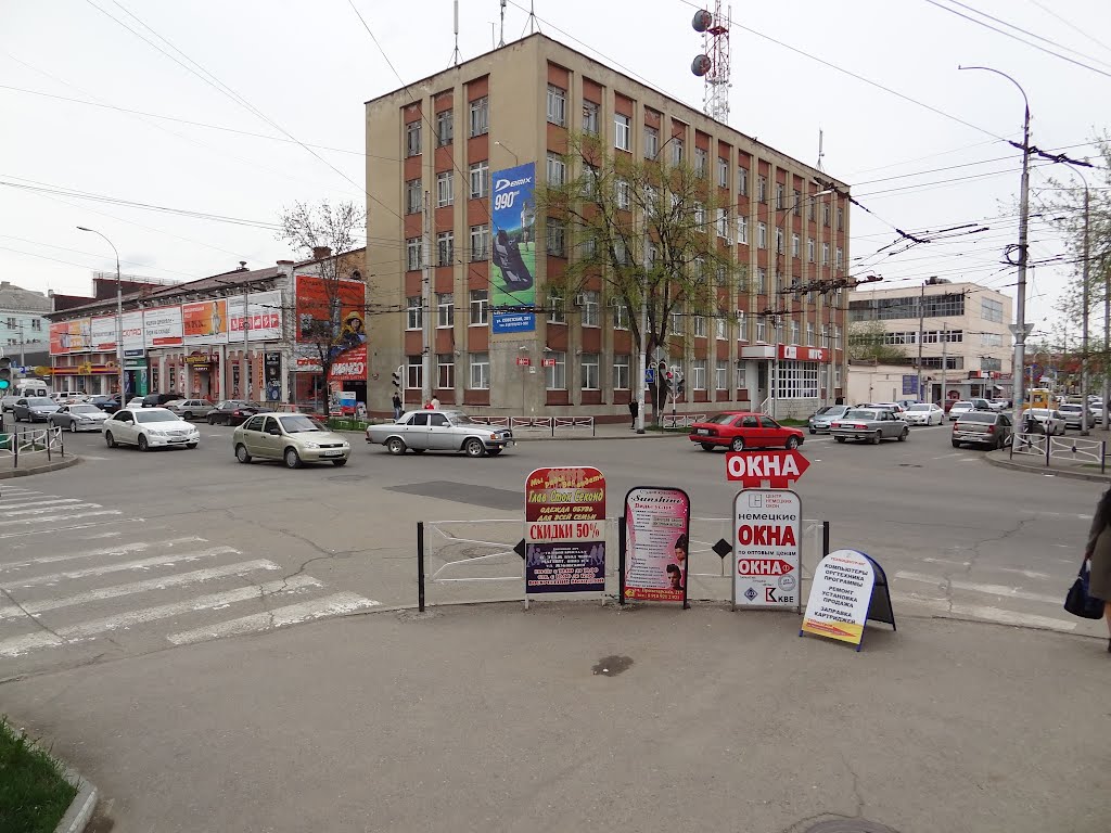 Майкоп, центр, перекрёсток улиц Жуковского и Пролетарской. Фото Андриано Чемодано by Андриано Чемодано