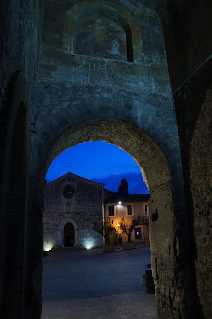 Chiesa di San Francesco dalla porta del centro storico by salvuzzo