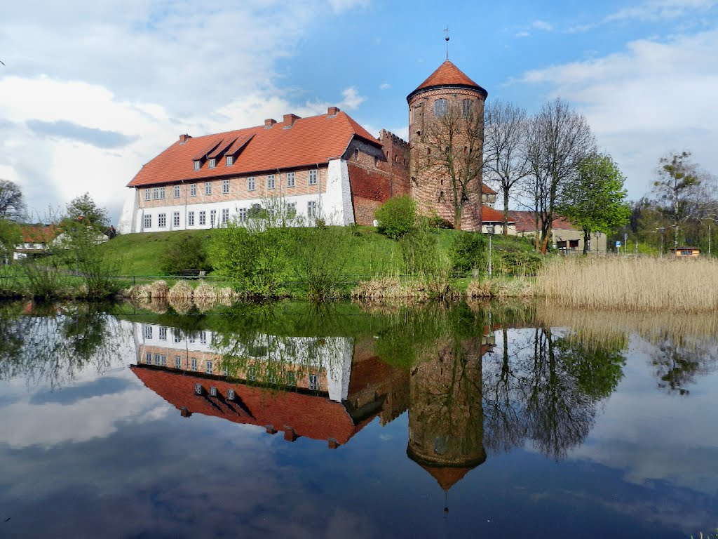 Burg in Neustadt-Glewe im Spiegel by K. Fischer