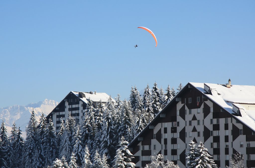 Torgon - Les Fignards - un parapente dans le ciel by Charly-G. Arbellay