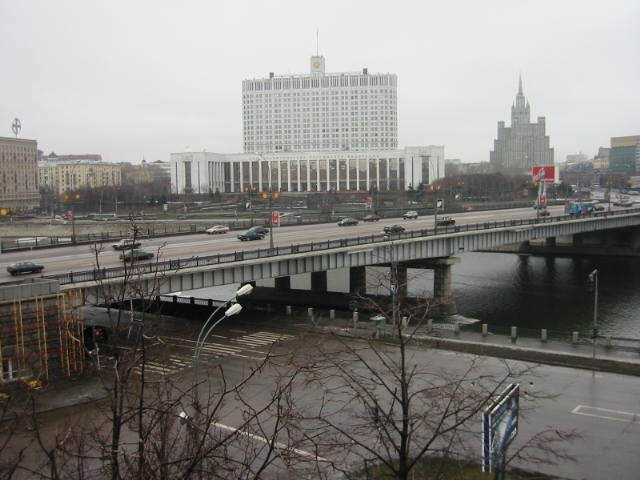 Kutuzovskiy Bridge & White House by christiancourt