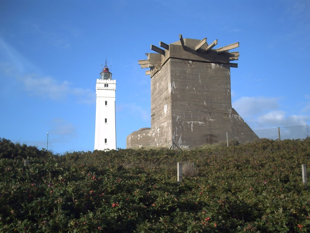 Radarbunker und Leuchtturm von Blavand, August 2007 by Falk Dietz