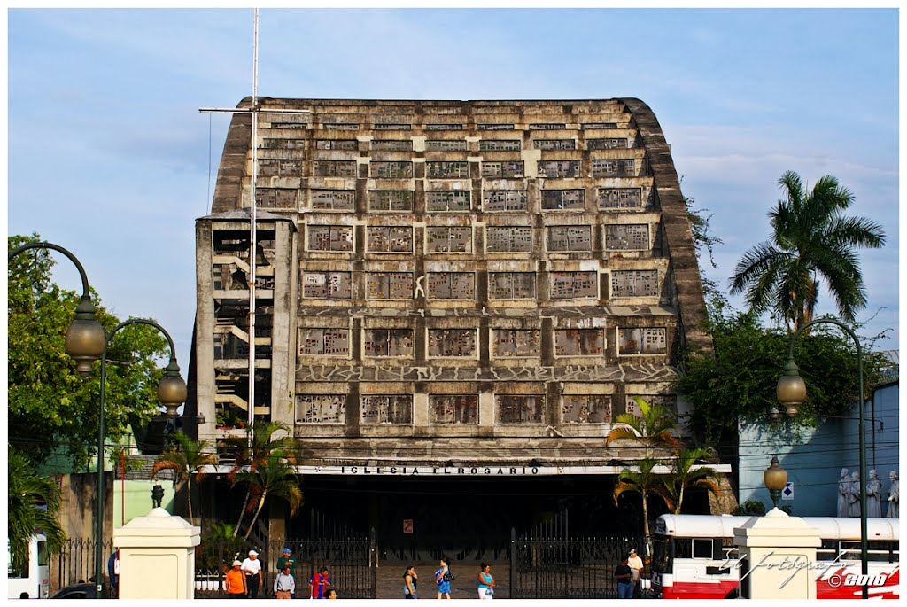 Iglesia El Rosario by Oswaldo Escobar