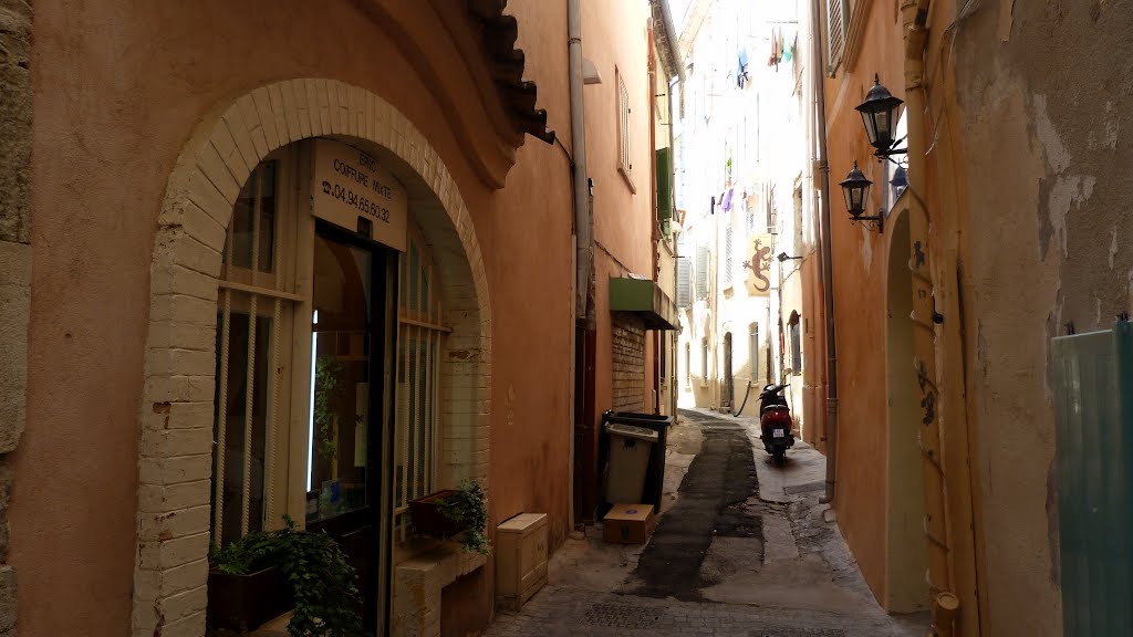 Rue des écuries by Dominique Mathieu