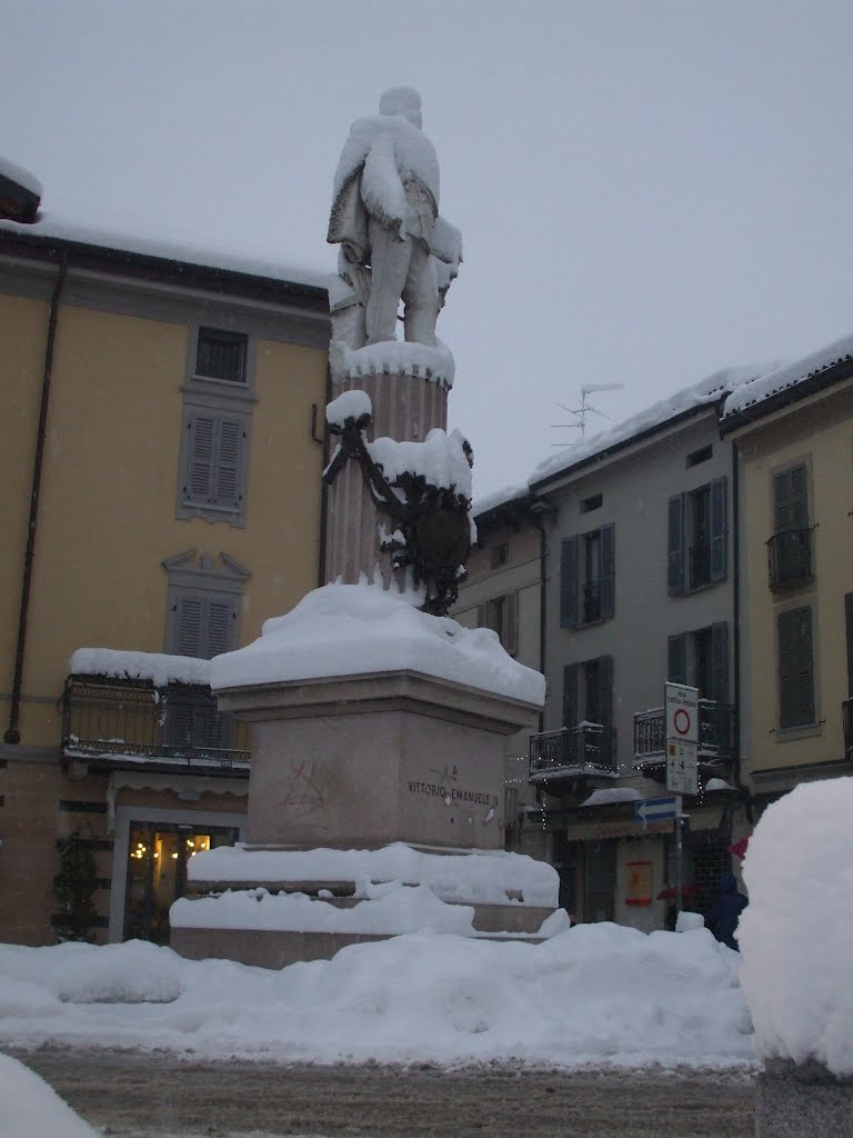 Lodi - statua di Vittorio Emanuele II sotto la neve by speranz2