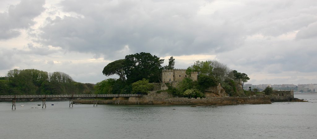 Castela de Santa Cruz, La Coruna, Spain by Apisto