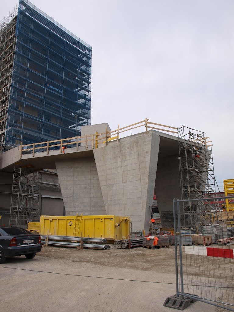 Le bâtiment des logements pour étudiants, le parking de l'OMC et le support de la future passerelle, le 27.04.2012 by duchmurz