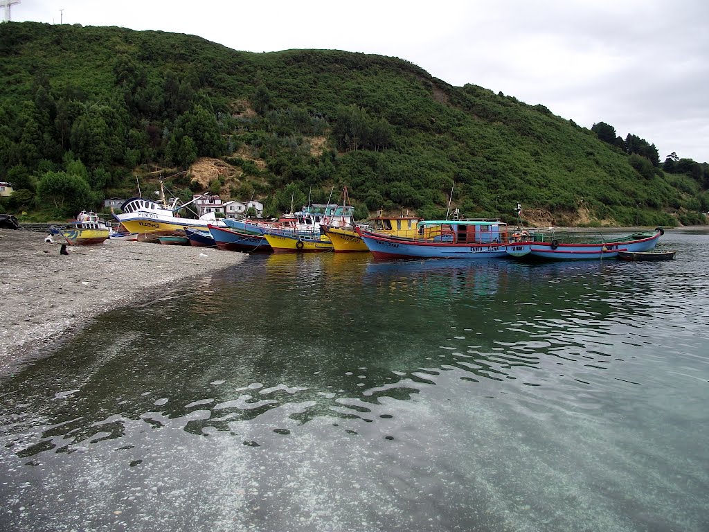 Botes de pescadores isla Tenglo. by Andantte