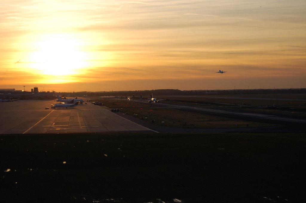 Flughafen Düsseldorf, sunset by simon-haley