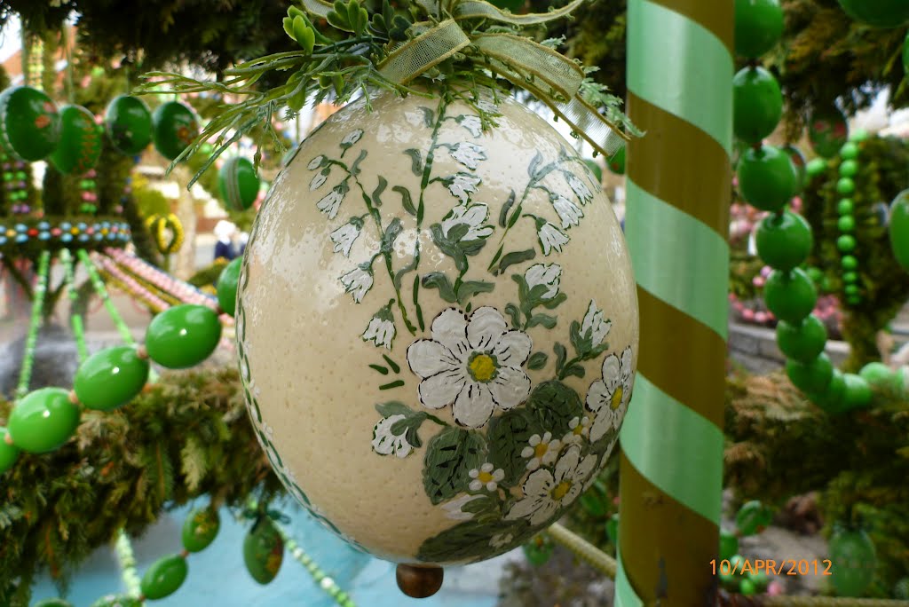 Osterbrunnen in Bieberbach 2012 - Detail by Almut Martens