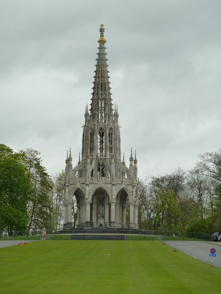 Monument voor de Dynastie - tegenover Koninklijk Paleis te Laken - Brussel by Ria Wentink