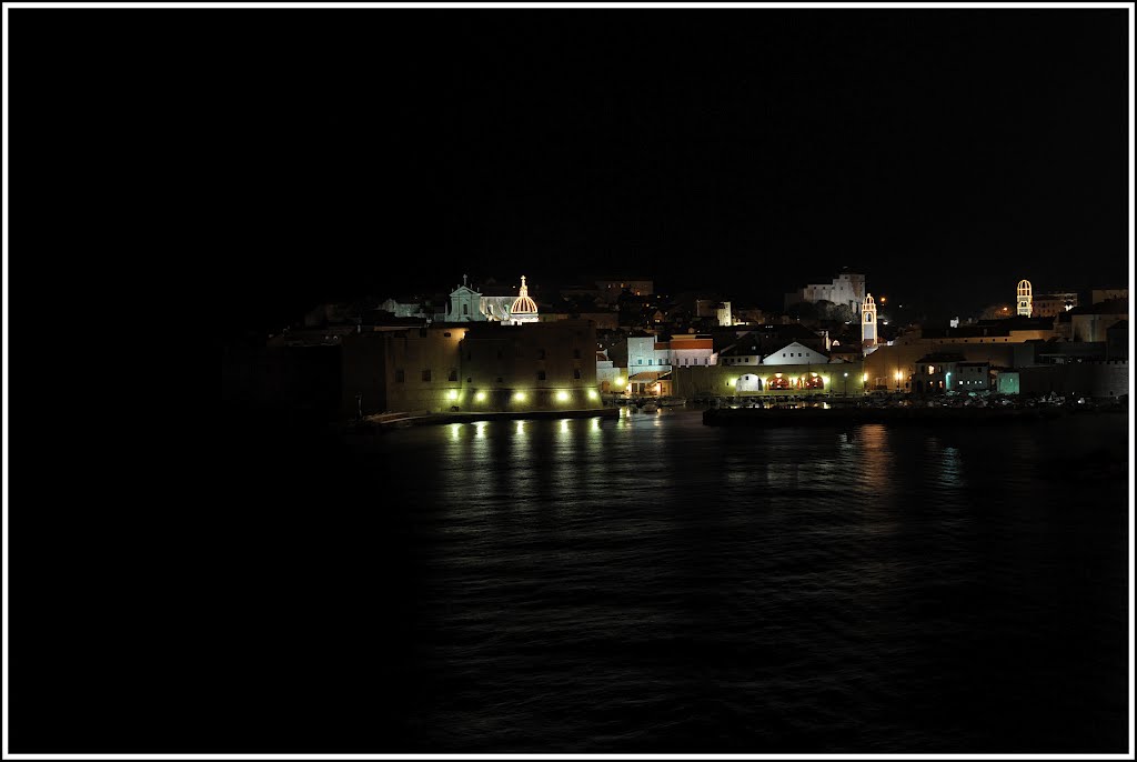 Dubrovnik u noći by krunoslav gorup