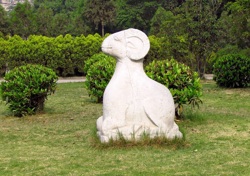 西安 陝西省博物館前 outside the Shaanxi Provincial Museum,Xian,China by Percy Tai  漆園童