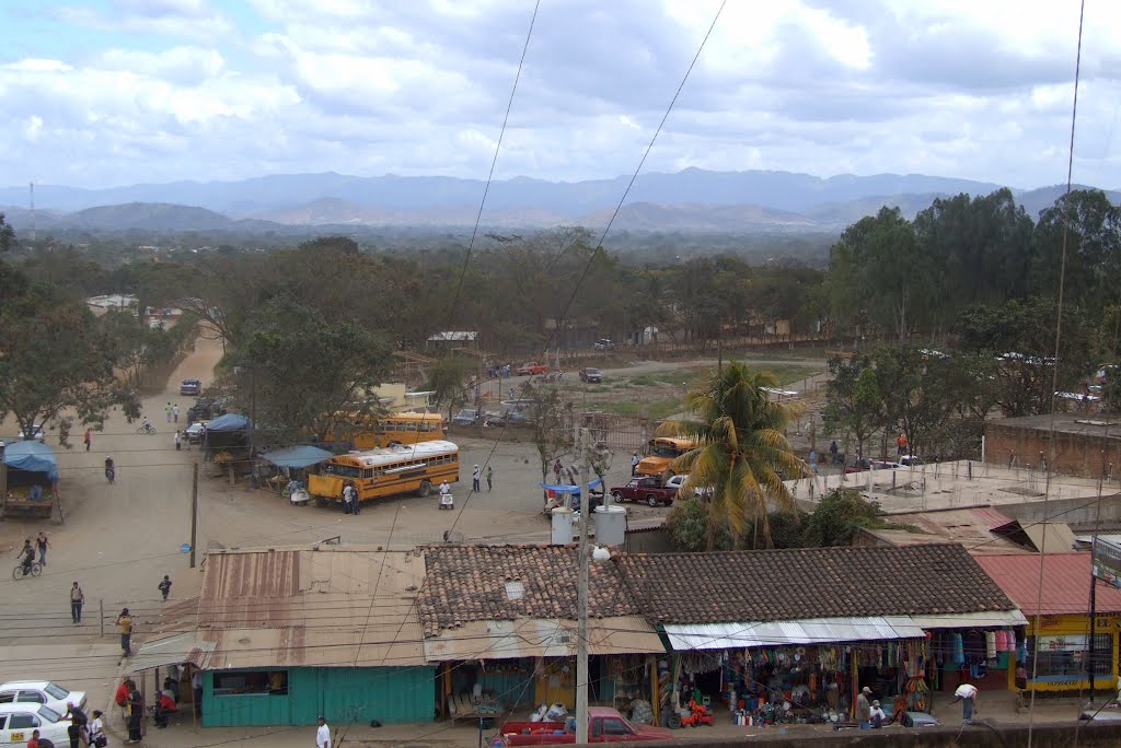 Vue sur l'ancien aéroport devenu le parc Poli Deportivo, Catacamas, Olancho, Honduras, Mars 2009 by Christian Claveau