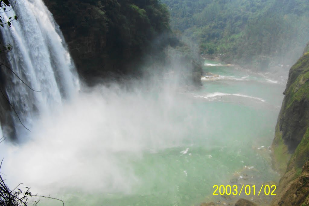 黃果樹瀑布灑落水面形成煙霧瀰漫景致, 貴州, 中國, 2007, China by wbl.will