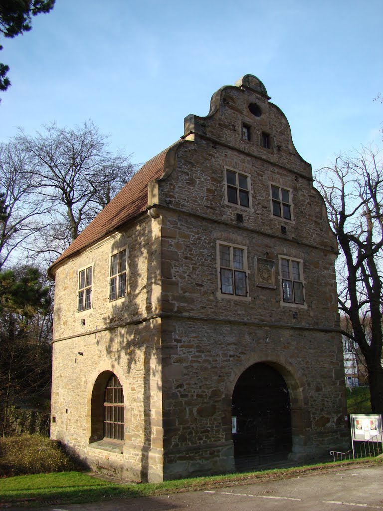 Dortmund (Das Torhaus des Schloßes Brünninghausen.) Dezember 2011 by DortmundWestfalica