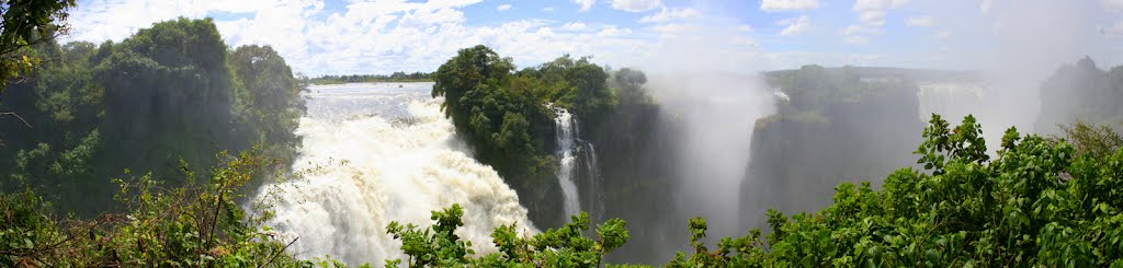 Zimbabe Vic Falls Park by Beyers Slabbert