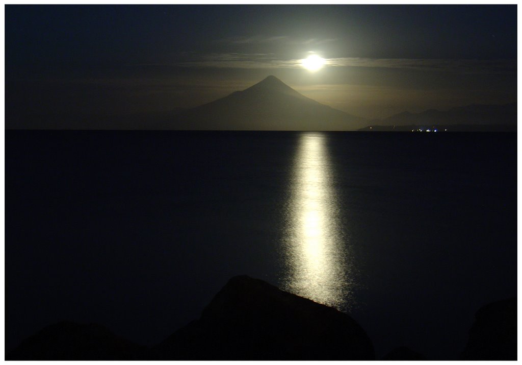 Volcan osorno y luna lena. by ivansivoro