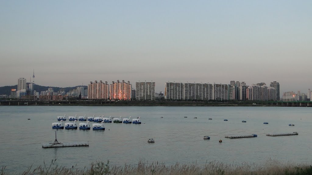 Seoul - Han River by Sven Hagenberg