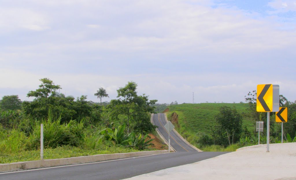 El Carmen, Manabí, Entrada a la ULEAM por el paso lateral by Carlos Echanique