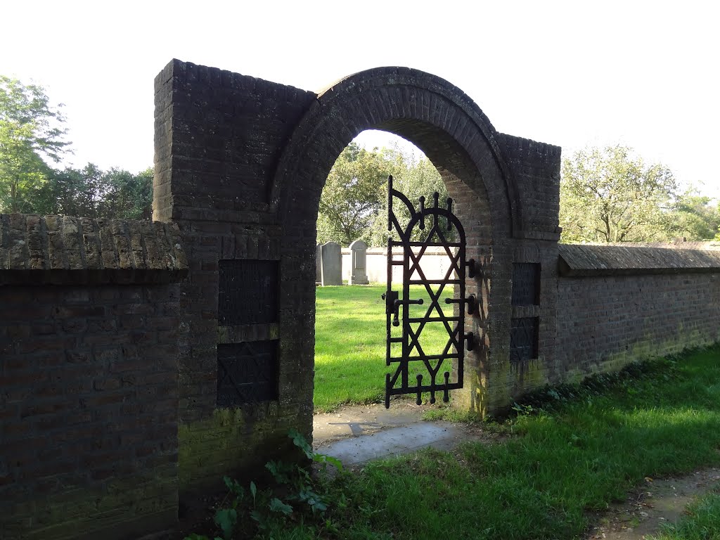 Entrance gate of the Jewish cemetery by Willem Nabuurs