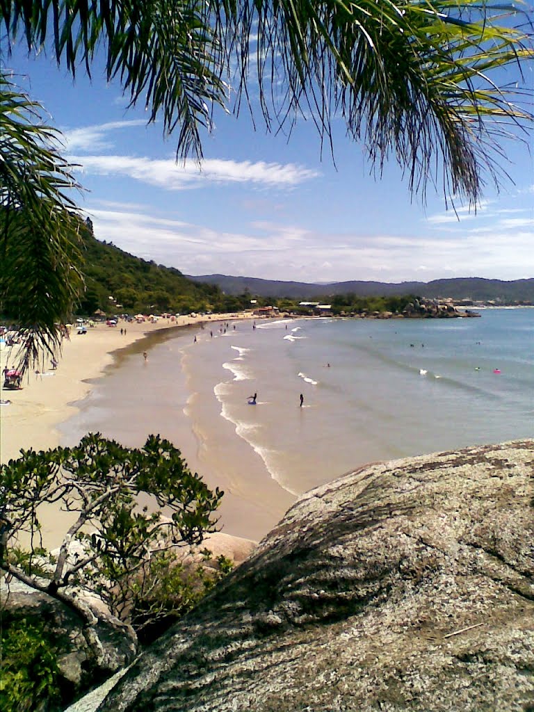 Vista da orla da Praia da Conceição, Bombinhas SC by Fernando Morauer