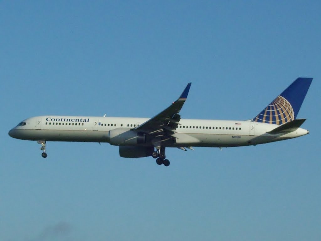 Boeing-757-200 ER, N13138, Continental-Airlines (inzwischen mit United-Airlines aufgegangen), HAM Juli 2007. by Jan Münster