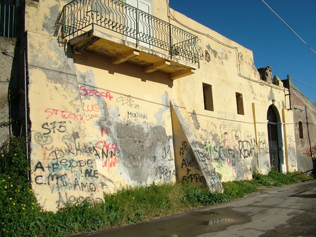 ANTICA CASA DELLA MANICA CON TRACCE DELLA CULTURA LOCALE by CARFULCO59