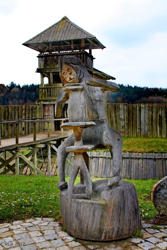 Holzskulptur "Töpfer" im Freilichtmuseum Groß Raden by Mecklenburg pro Pano…