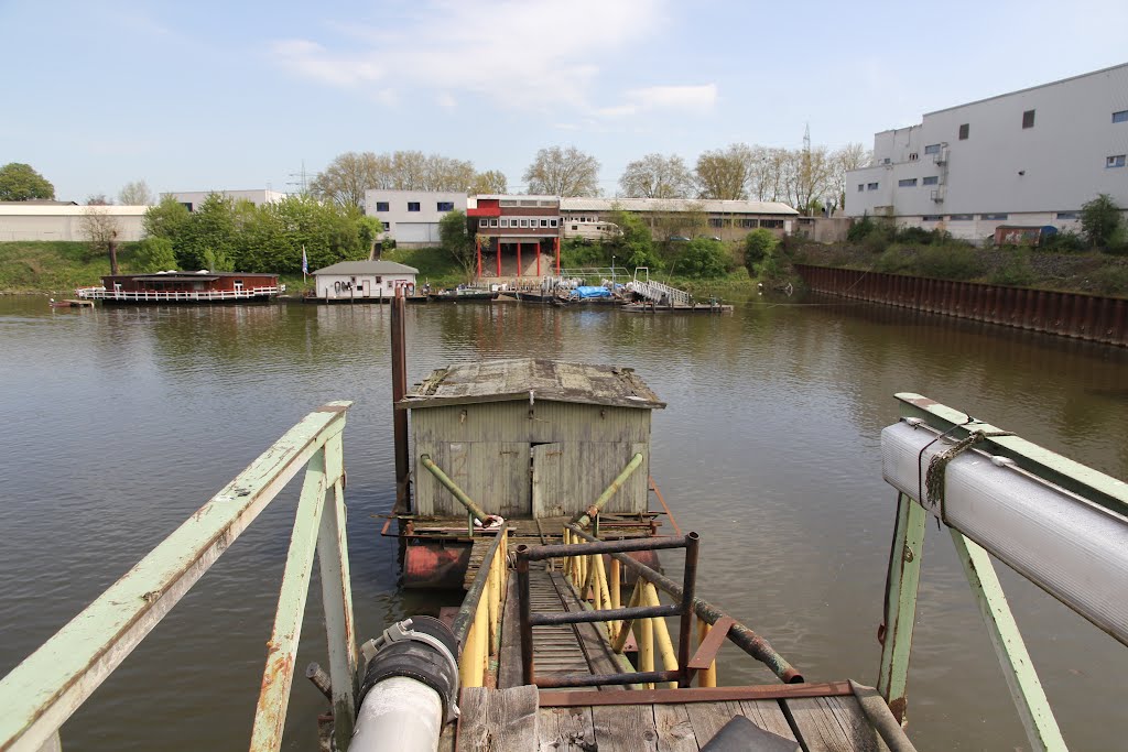 Verfallene Pumpstation der stillgelegten Papierfabrik Hermes, inzwischen abgerissen. Im Hintergrund der Heimathafen der "Weißen Flotte", Düsseldorf mit ihrem Büro auf Stelzen by Bernd Bruns